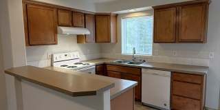 3 Story ~ 3 Bed/3 Bath Townhome in Parkview Village! Gallery 6