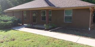 4/2 Private Backyard + Huge SHOP Gallery 1