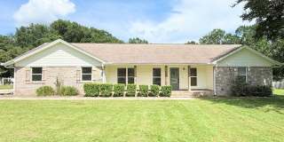 Spacious 3-Bedroom Home - Acre Lot Gallery 1