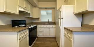 Lovely Hemlock Square 2BR Townhouse with Great Natural Light and Central Air!! Call Today! Gallery 1