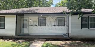 1316 N Main St unit A, Independence MO 64050// Ranch Style Duplex// 2 Beds 1 bath// Rent: $1150 Deposit: $1150 Gallery 1