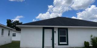 SPACIOUS 2BR/1BA Duplex w/ Vaulted Ceilings Gallery 1