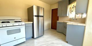 Cozy Two Bedroom Duplex w/ Hardwood Floors! Lovely Kitchen! Lots of Natural Light! Gallery 13