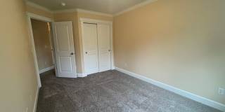 Fully refurbished duplex in excellent location - new carpet, fresh paint, etc. Gallery 10