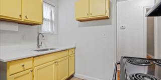 Charming Duplex with Fenced Yard Near Daffin Park – 1306 E 53rd St Gallery 9