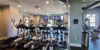 Modern Corner Unit 1BR Condo in Midtown with Skyline Views Gallery 22
