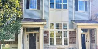 Bright & Airy 2 BR / 2.5 BA Naperville Home – Walk to Shopping & Schools! Gallery 1