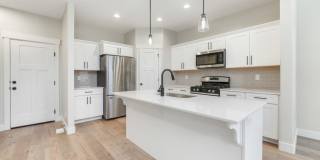 Spacious 4-Bedroom Townhome in Saratoga Springs - Modern Living & Prime Location Gallery 1