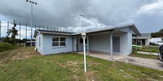 Private 2-Bedroom Duplex with Yard & Carport in Desirable West Bradenton Gallery 1