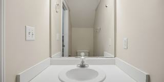 Fantastic End-Unit Townhome Available Now! Gallery 11