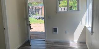 North Gate - Cozy 1 bed/ 1 bath house on quiet street with a huge back yard! Gallery 5
