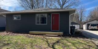 Spacious 2 Bed / 1 Bath Near Downtown Urbana with Garage Gallery 1