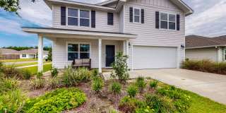 5 Bedroom / 3 Bathroom Home in Hammock Bay w/Fenced in Yard Gallery 1