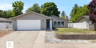 4 Bedrooms - 2 1/2 Baths - South Medford Living Gallery 1