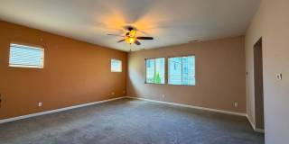 Spacious 4-Bed Home with Loft & Covered Patio in North Creek Gallery 19