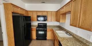 Beautiful 2 bedroom / 1 bathroom unit with all APPLIANCES included Gallery 5