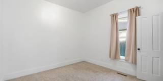 Charming house for rent, with laundry machines included and fenced yard. Gallery 12