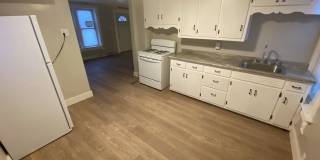 HEAT  ELECTRIC INCLUDED! 1 Bed 1 Bath Lower Unit Gallery 1