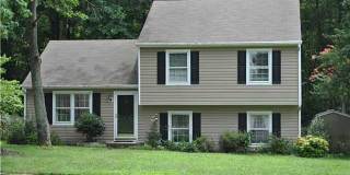 4 BR/ 2 BA Spacious Glen Allen Tri-level. Available 12/15! Gallery 1