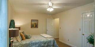Beautiful 2BR/1.5BA home in a prime location within walking distance to West End and Vanderbilt University. Gallery 26