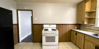 2 Bedroom Home, Fenced in Backyard + Garage! Available Now! Gallery 6