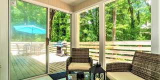 FURNISHED: Modern 6 Bdrm (7 beds) Home with BBQ, Foosball, HotTub & Private Pool - Close To Airport&Downtown Gallery 26