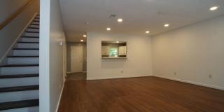 4 Bed/2 1/2 Bath Bus Line Reserved Parking Gallery 3