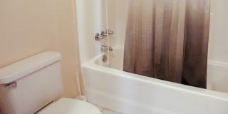 Charming 4 bedroom, 2 bathroom home in Greensboro w lake front views Gallery 10