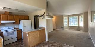 3 Bed 2 Bath Home: Fully Fenced Yard & Convenient Location Gallery 3