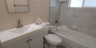 Charming Tahoe Park 2bd/1ba Duplex Gallery 10