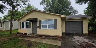 2 bdrm, 1 1/2 bath home with fenced yard Gallery 1