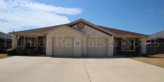 Spacious 3-Bedroom Duplex with Fenced Yard & Garage Gallery 1
