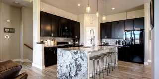 Spacious 3 BDR Townhome on Golf Course Gallery 1