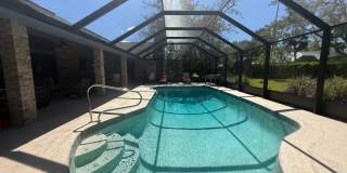 Beautiful 3 bedroom 2.5 bathroom pool home Gallery 28