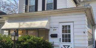 2 Bedroom House with Fenced in Yard! Gallery 1