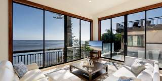 Wailupe Seaside Haven: Beachfront Luxury Home w/ Infinity Pool & City Proximity Gallery 7
