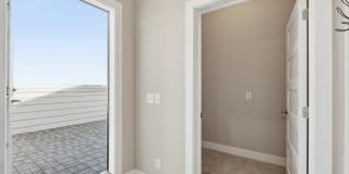 Stylish Midtown townhouse with stunning city views! Gallery 21