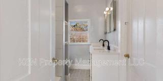 1921 Reynolds Street Gallery 40