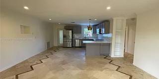 Charming 3 Bedroom 2 Bathroom House - Huge Yard Gallery 1