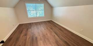 Beautiful 4BR Home with New LVP Flooring & Lawn Care Included Near The U of A! Gallery 20