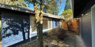 Beautiful 2 Bed, 1 Bath Duplex in SW Portland! Enjoy Private Yard, Spacious Floorplan in a Great Location!! Gallery 1