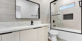 5346 1/2 Oakland Street Gallery 15
