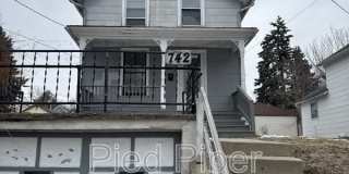 742 W Homer St Gallery 1