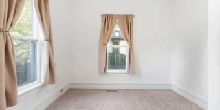 Charming house for rent, with laundry machines included and fenced yard. Gallery 11