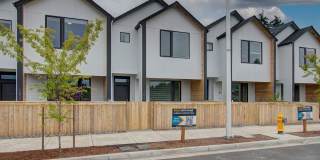 Beautiful Townhouse with Easy Access to Everything! Gallery 1