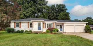3 BED 2 BATH WITH GARAGE AND LARGE FENCED YARD Gallery 1