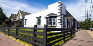 Quaint Baker row home with private yard and lots of natural light! Gallery 1