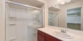 SD: Bright 2BD/2.5BA Townhome in Point Loma with Fireplace, Private Balcony & Tandem Garage Gallery 15