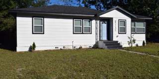 Renovated 3/2 Cozy home with Fenced Yard Gallery 1