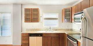 Beautiful 2 Bed Townhome Conveniently Located In Seattle! Gallery 8